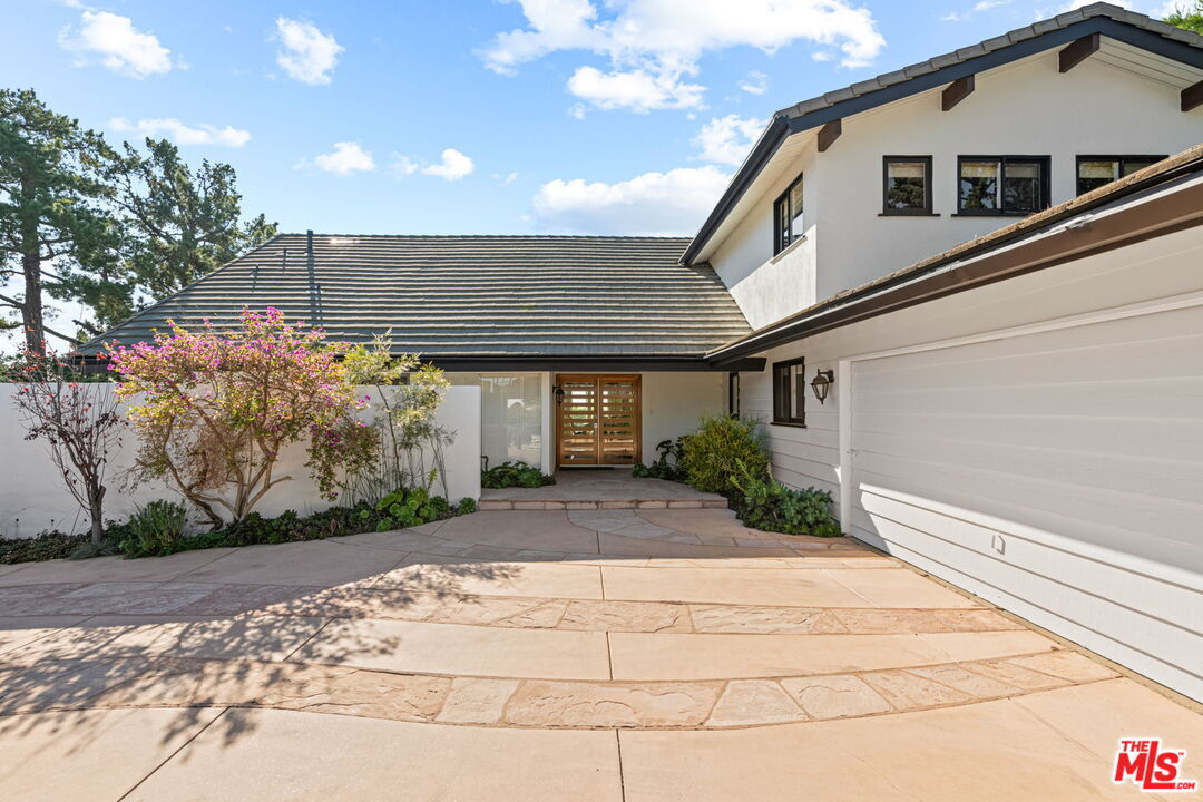 Property Photo: 2601 Cordelia Rd CA 90049