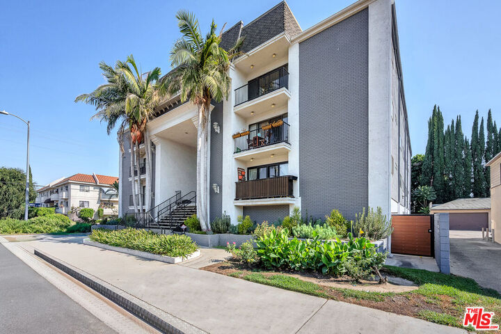 14804 Magnolia Blvd  Sherman Oaks CA 91403 photo