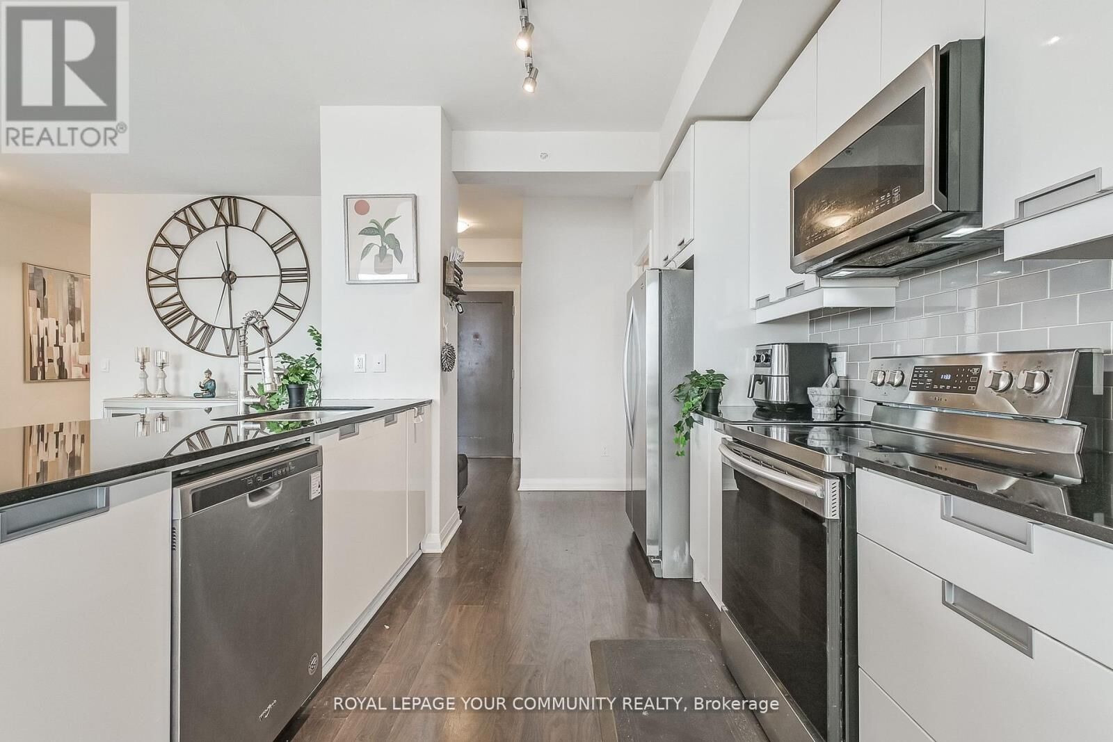 Property Photo: 75 Eglinton Avenue West 2702 ON L5R 0E5