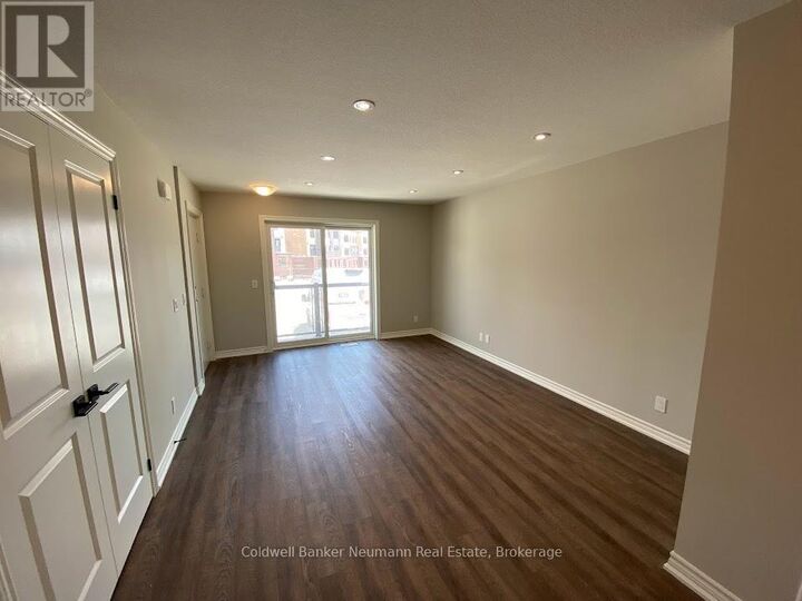 Property Photo:  235 Chapel Hill Drive 23  ON N2R 0S4 