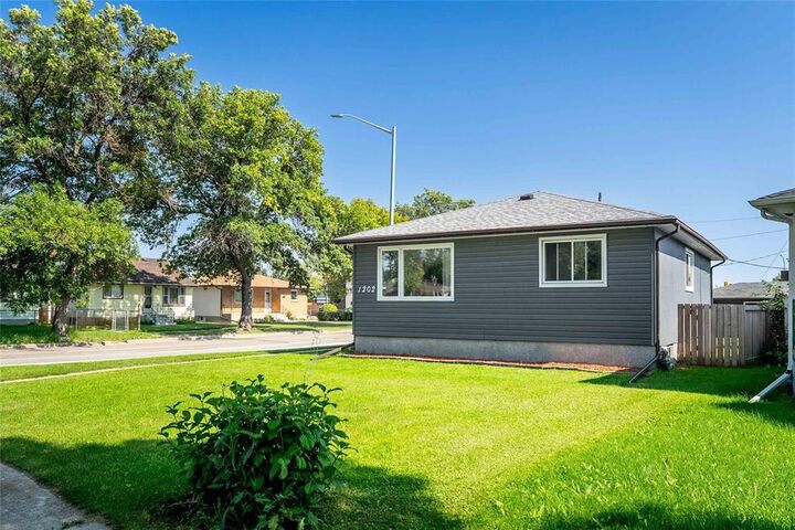 Property Photo: 1202 McCalman Avenue MB R2L 1H9