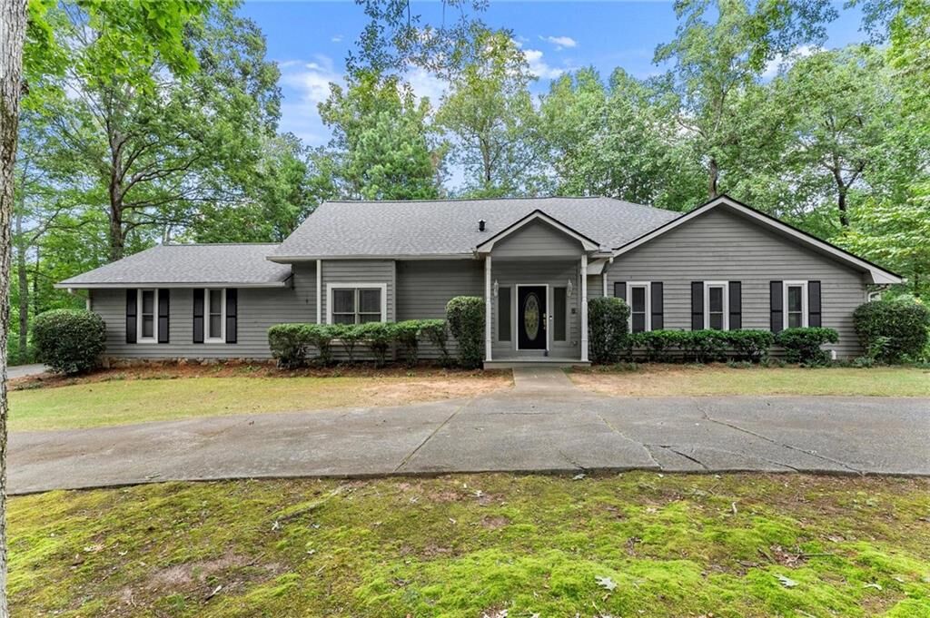 Property Photo: 1865 Ledieu Road GA 30075