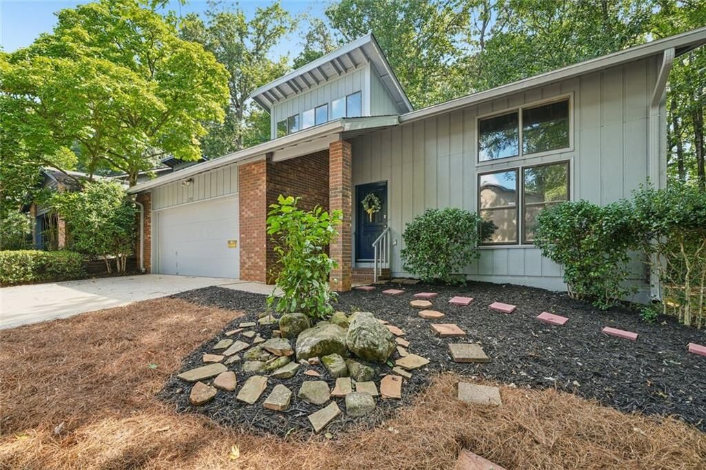 Property Photo: 230 Lakeview Ridge E GA 30076