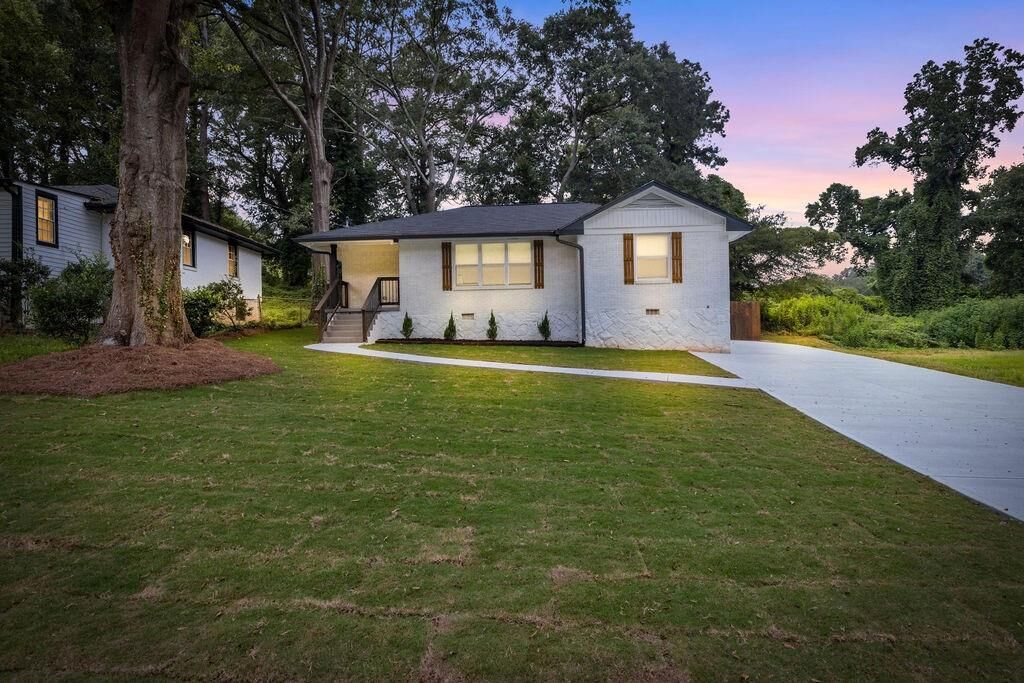 Property Photo: 2219 Sharon Way GA 30032
