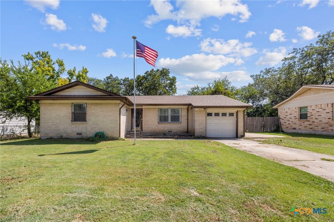 Property Photo: 410 E Avenue B TX 76522
