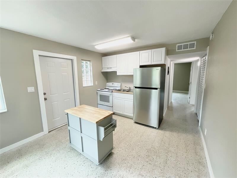 Property Photo: 1023 N Tamarind Ave 1023 FL 33401
