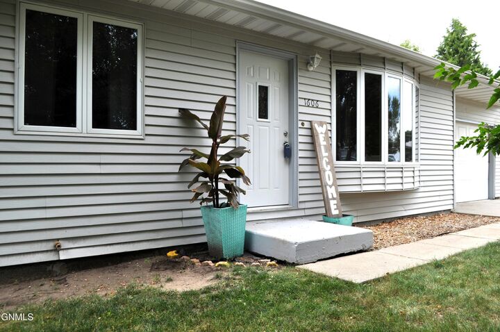 Property Photo: 1606 Haroldson Lane ND 58558