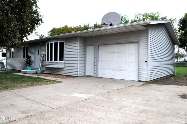 Property Photo:  1606 Haroldson Lane  ND 58558 