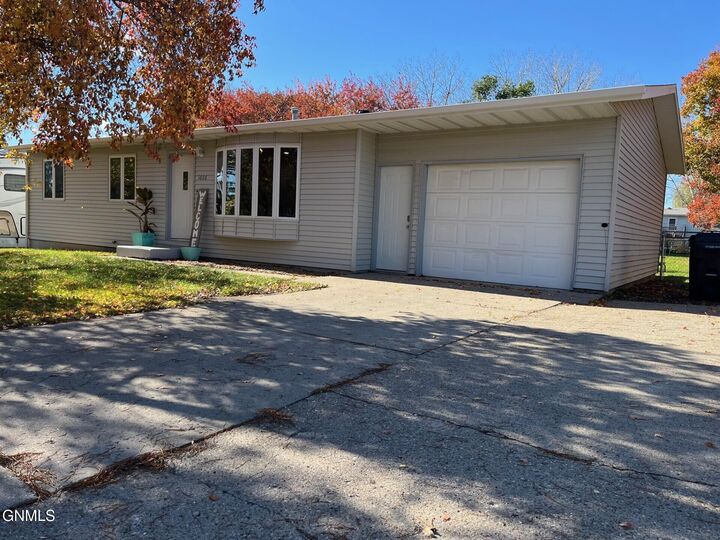 Property Photo: 1606 Haroldson Lane ND 58558