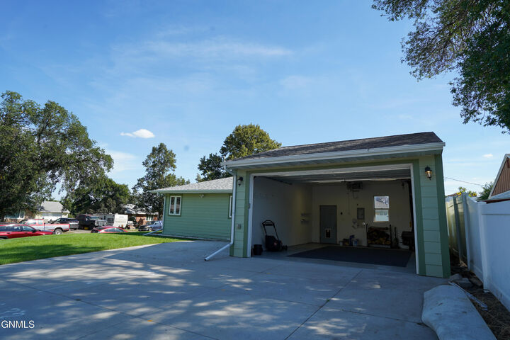 Property Photo: 809 2nd Avenue NW ND 58554