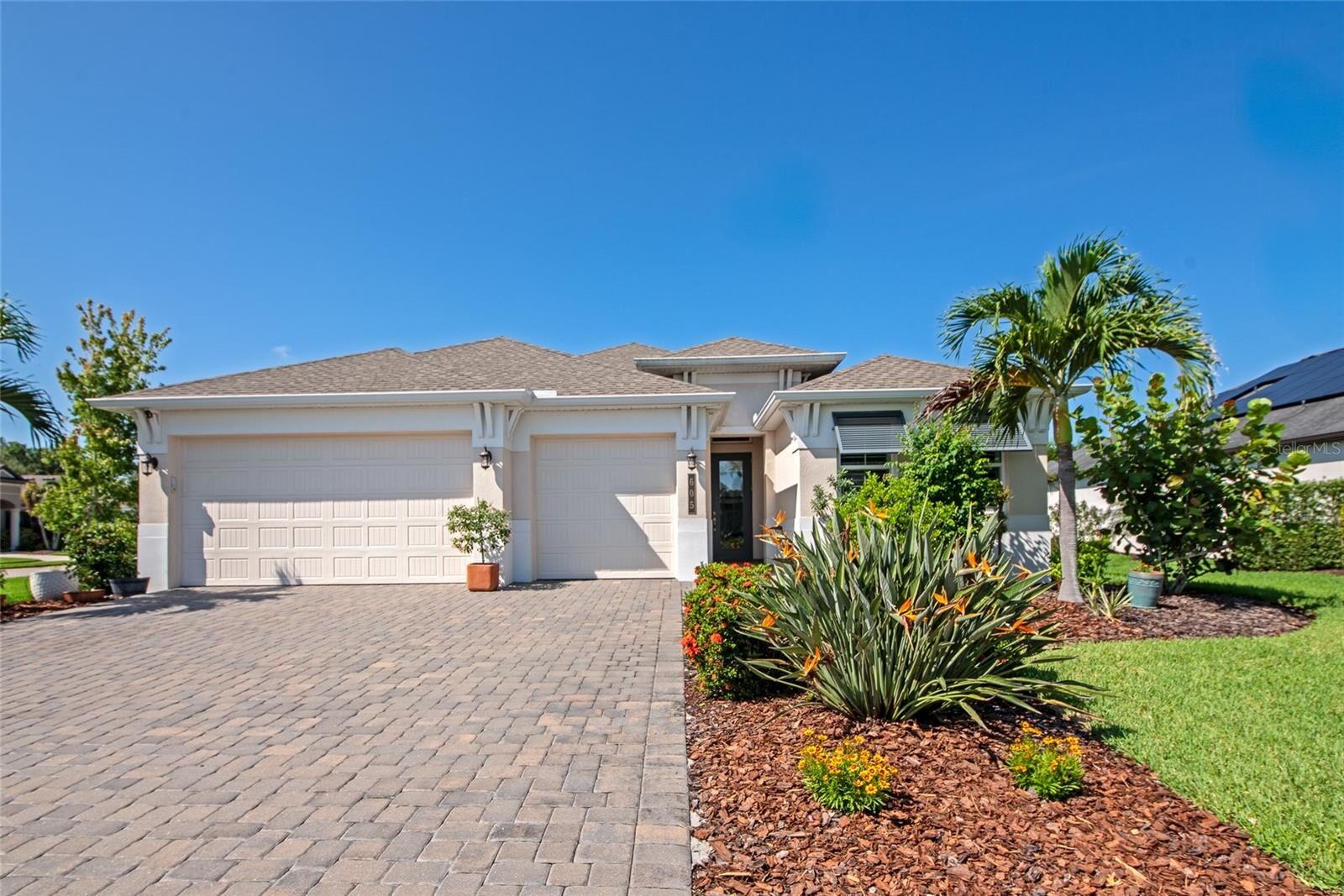 Property Photo: 605 Rosemary Circle FL 34212