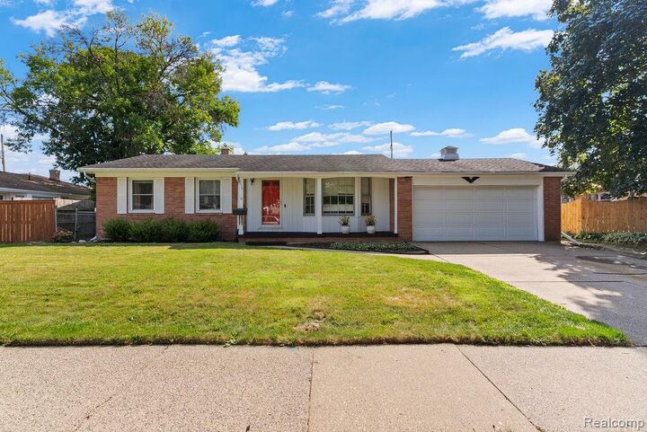 Property Photo:  1610 Ravenswood Drive  MI 48917 1726 