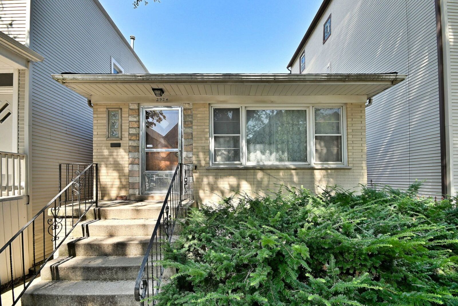Property Photo: 2924 N Dawson Avenue IL 60618