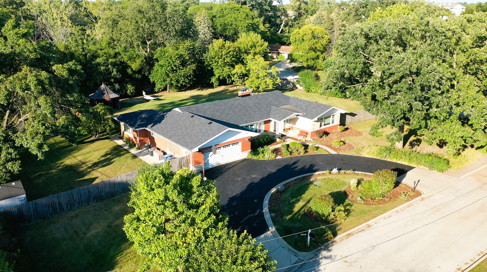 Property Photo: 1010 Crabtree Lane IL 60016