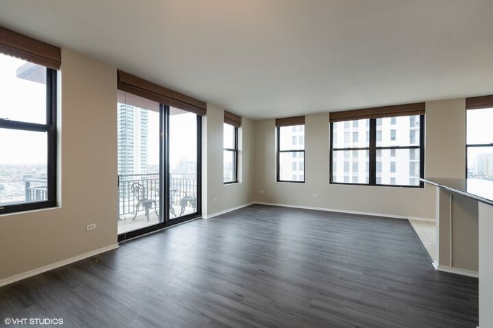 Property Photo: 330 N Jefferson Street 1408 IL 60661