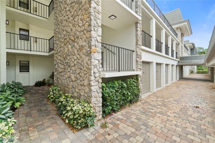 Property Photo: 425 Wildwood Lane 425 FL 34105