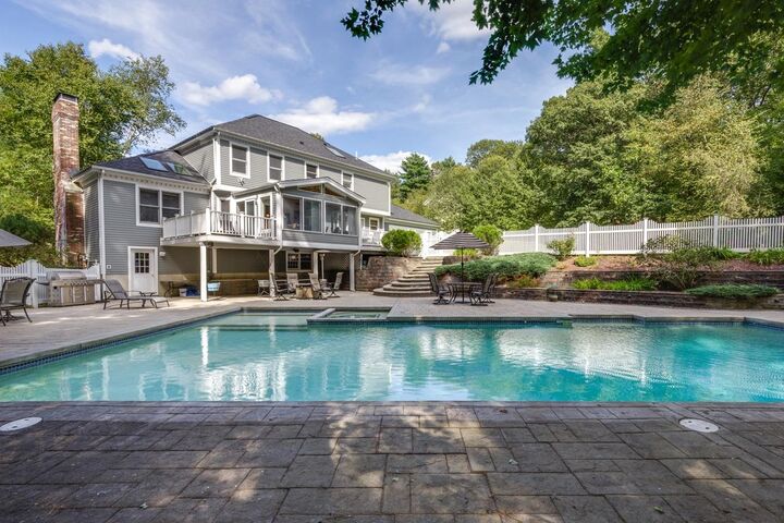 Property Photo: 10 Manasquan Circle NH 03053