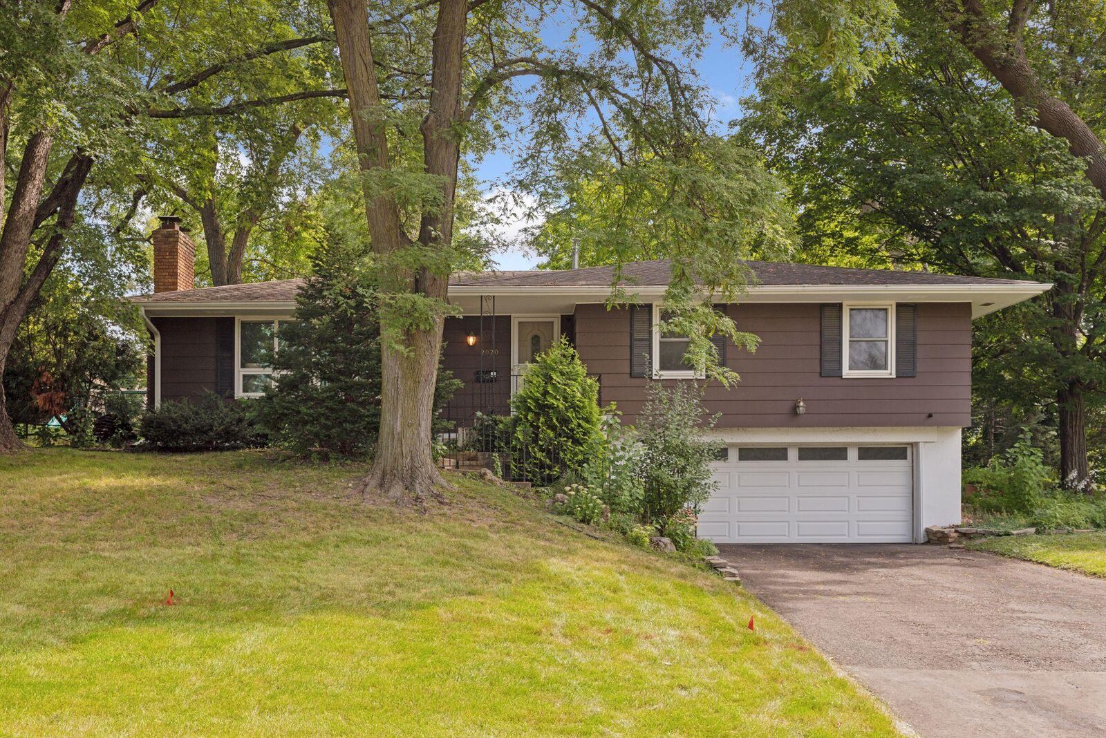 Property Photo: 2020 Valders Avenue N MN 55427