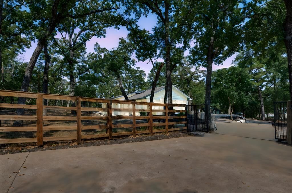Property Photo:  2715 Green Oaks Boulevard  TX 76017 