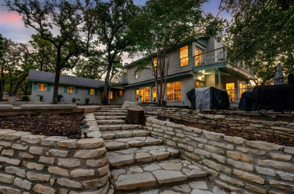 Property Photo:  2715 Green Oaks Boulevard  TX 76017 