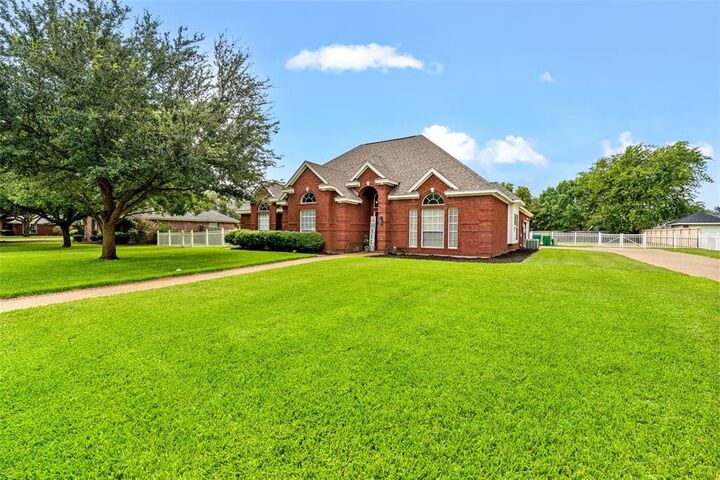 Property Photo:  625 Retoma Park  TX 76706 