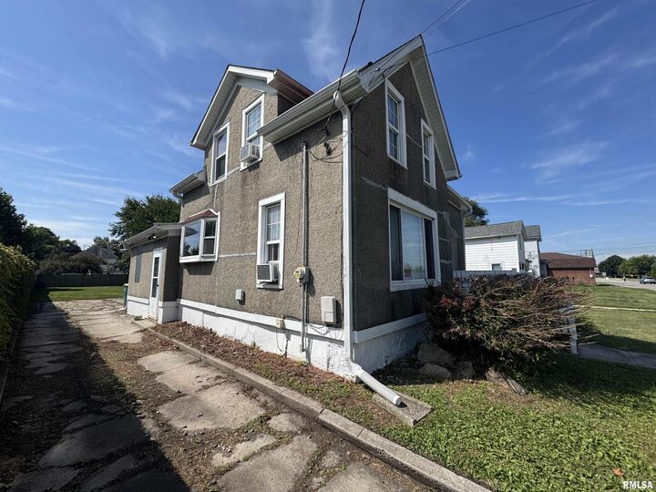 Property Photo:  584 E South Street  IL 61401 