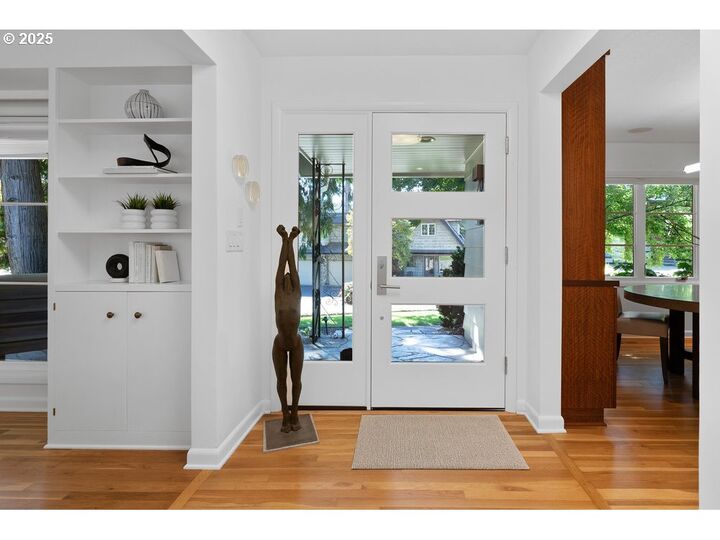 Property Photo: 411 Ridgeway Rd OR 97034