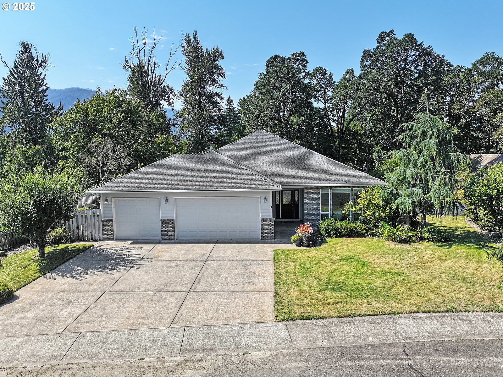Property Photo: 1013 Lakeside Ct WA 98639