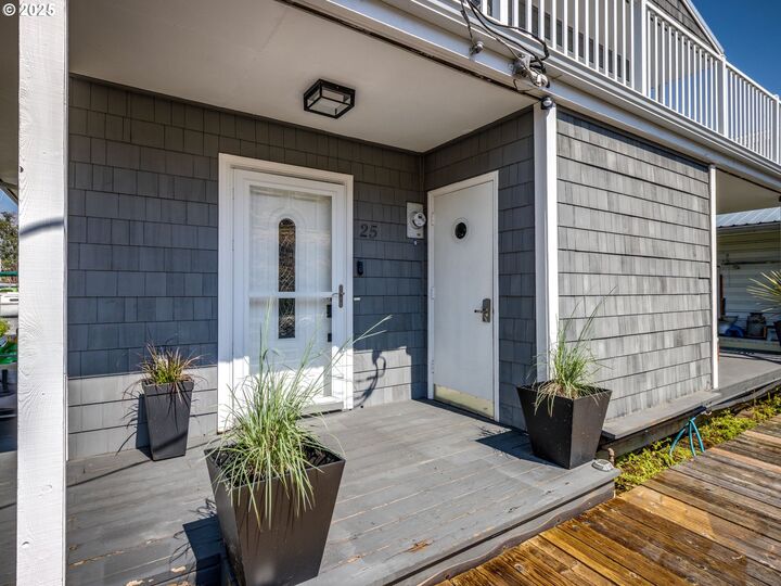 Property Photo: 173 NE Bridgeton Rd 25 OR 97211