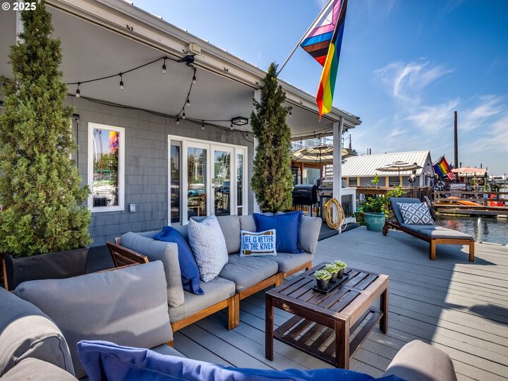 Property Photo: 173 NE Bridgeton Rd 25 OR 97211