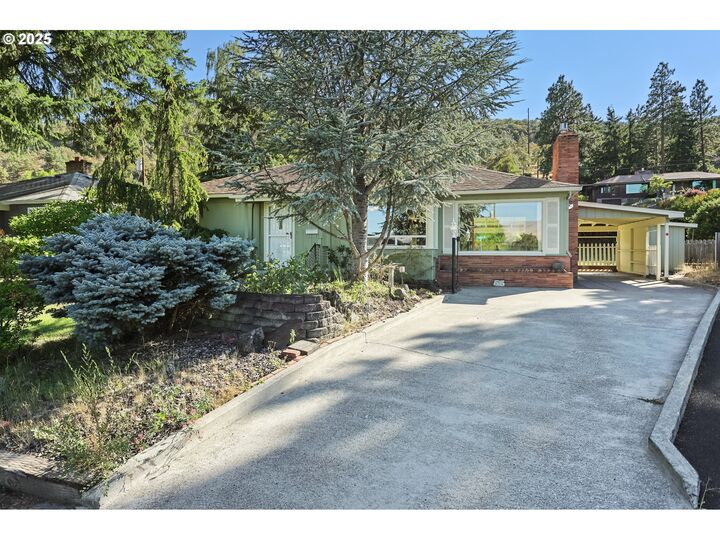 Property Photo: 1622 W 12th St OR 97058