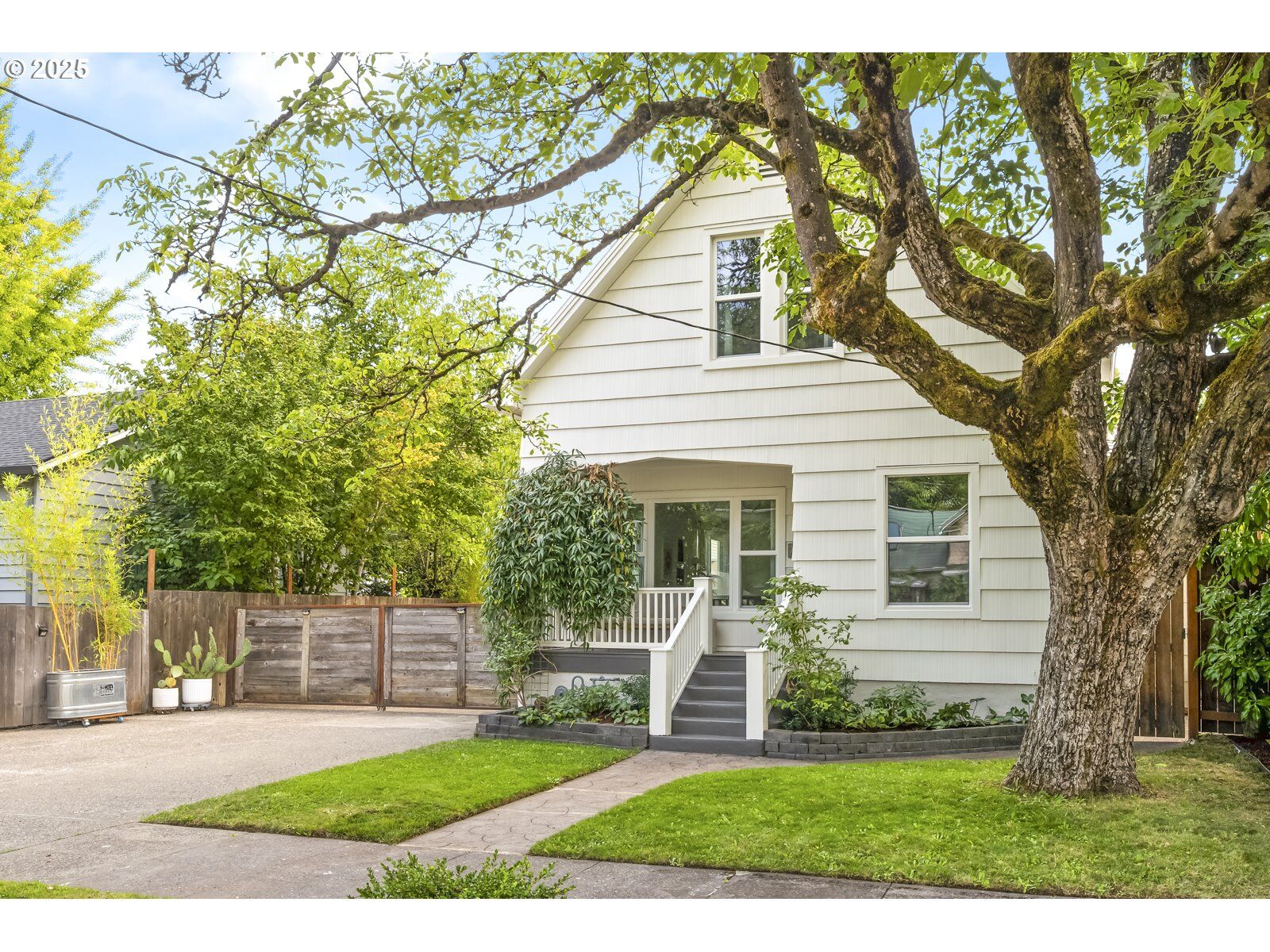 Property Photo:  7464 N Olin Ave  OR 97203 