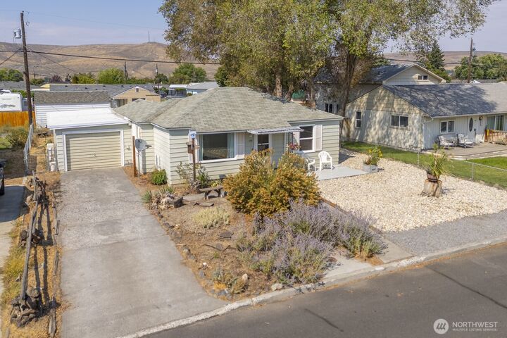 Property Photo:  147  E Street SE  WA 98823 