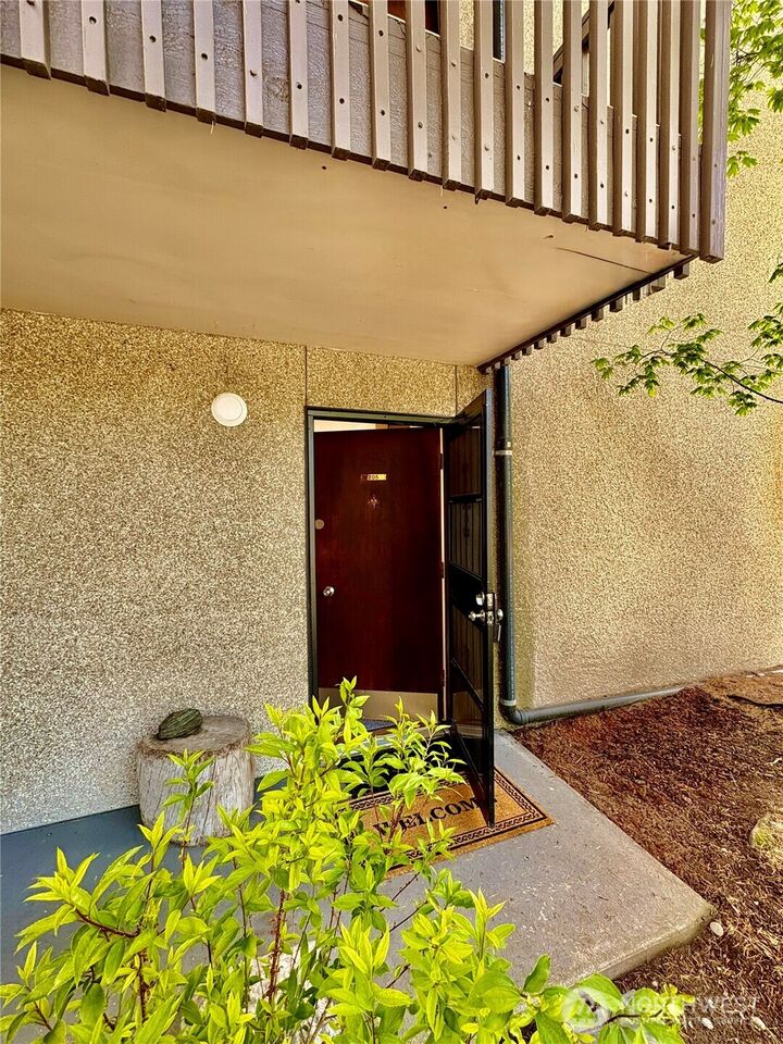 Property Photo: 2550 Thorndyke Avenue W 205 WA 98199