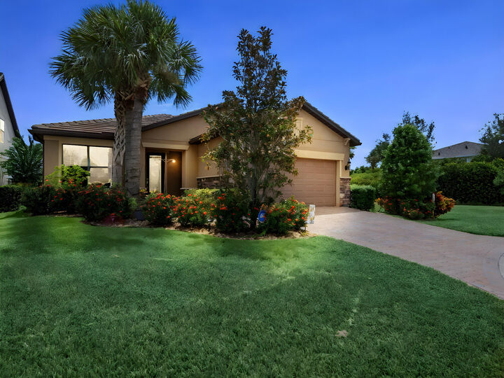 Property Photo:  844 SE Villandry Way  FL 34984 