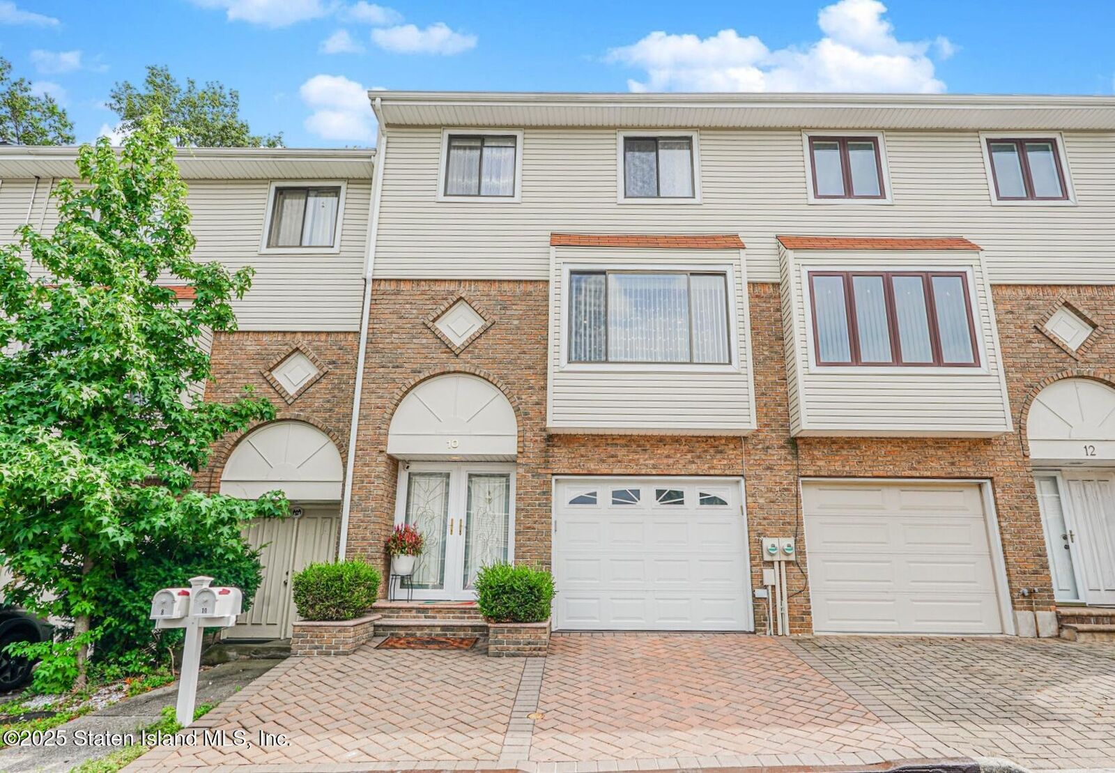 Property Photo:  10 Ivy Court  NY 10309 