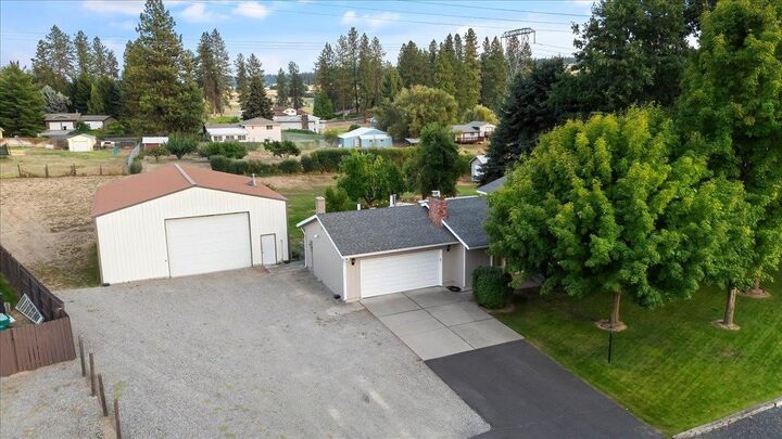 Property Photo: 11808 N Camelia Dr WA 99021