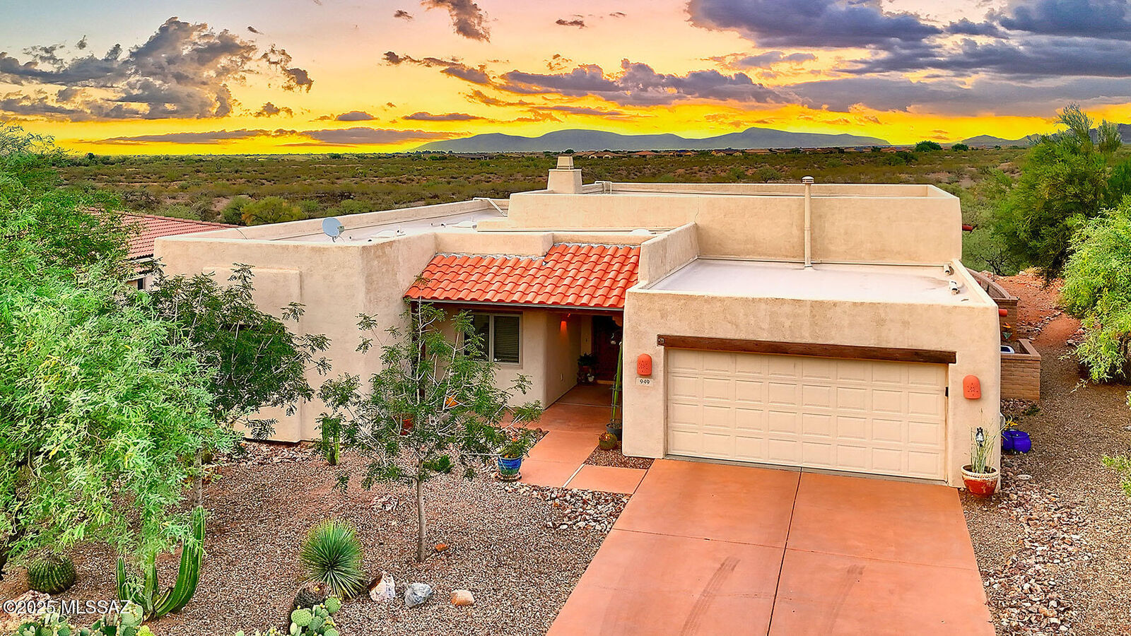 Property Photo: 949 E Josephine Saddle Place AZ 85614