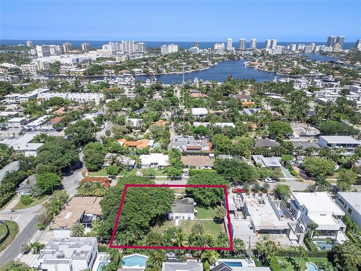 Property Photo: 739 N Victoria Park Rd FL 33304