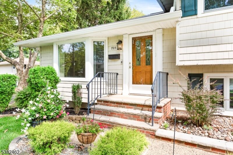 Property Photo: 723 Dianne Ct NJ 07065