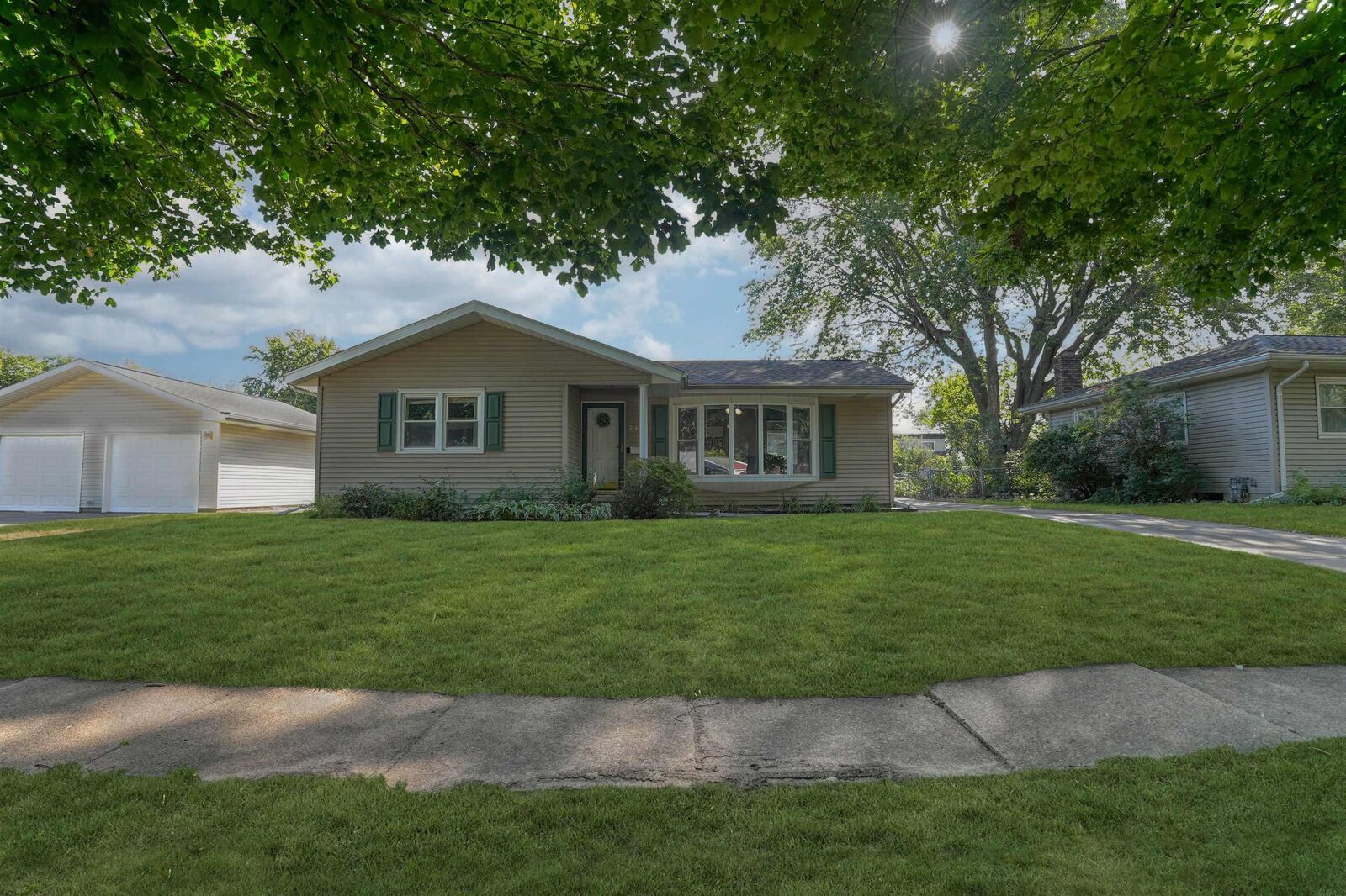 Property Photo:  2416 Valley Park  IA 50613 