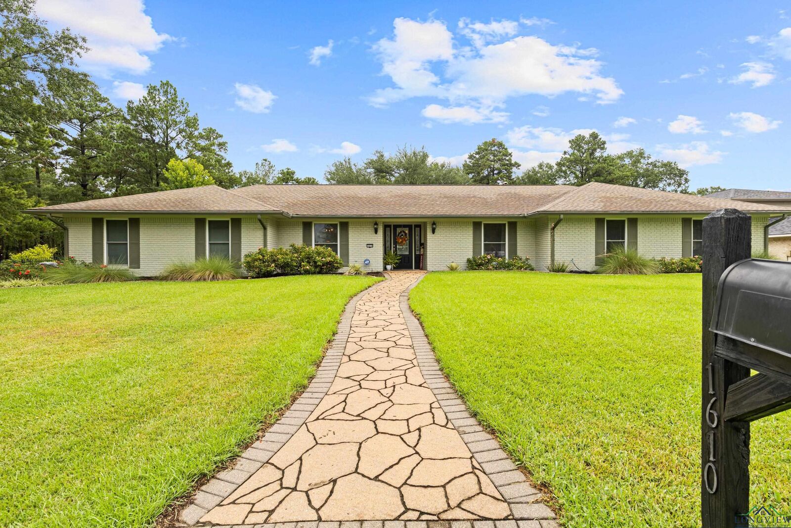 Property Photo: 1610 Pinecrest Dr TX 75644-3240