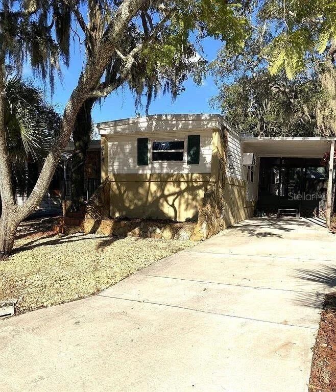 Property Photo: 814 Elkan Drive FL 34689