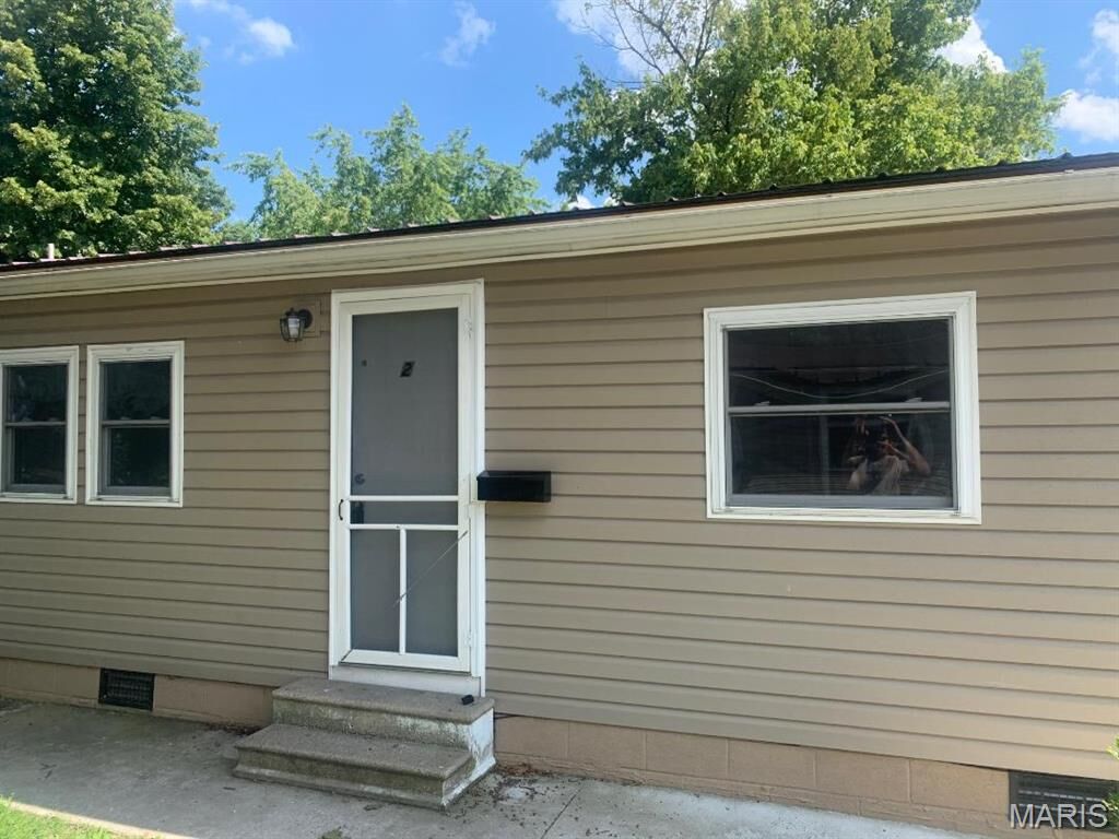 Property Photo:  427 East Drive  IL 62257 