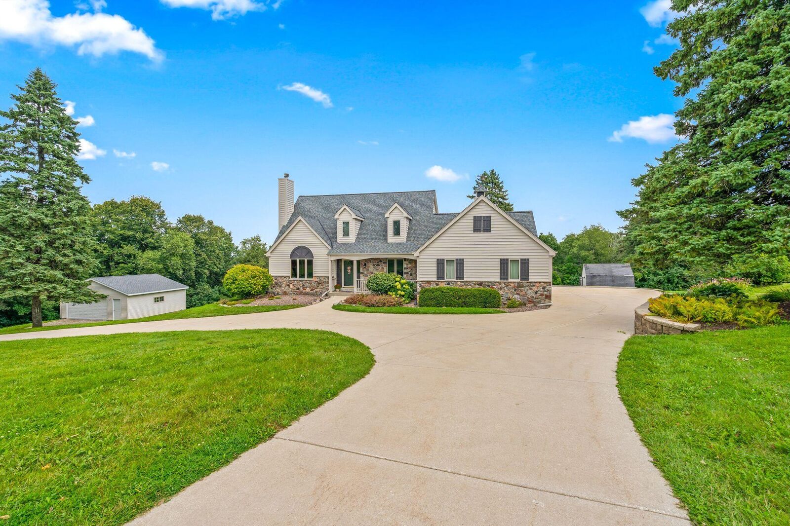 Property Photo: W259n6154 Mary Hill Rd WI 53089