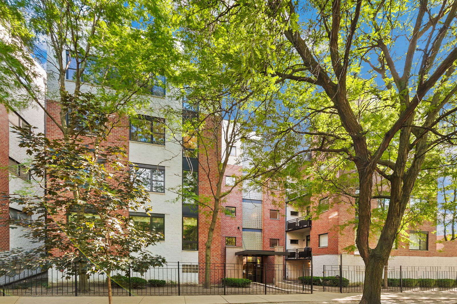 Property Photo:  2337 W Wolfram Street 411  IL 60618 