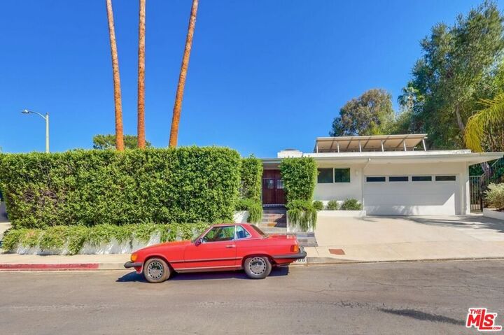 Property Photo: 7706 Chandelle Place CA 90046