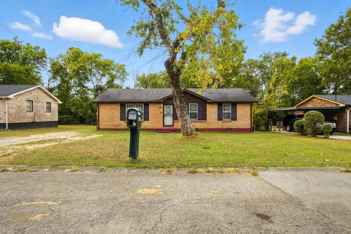 Property Photo: 621 Baldwin Ct TN 37207