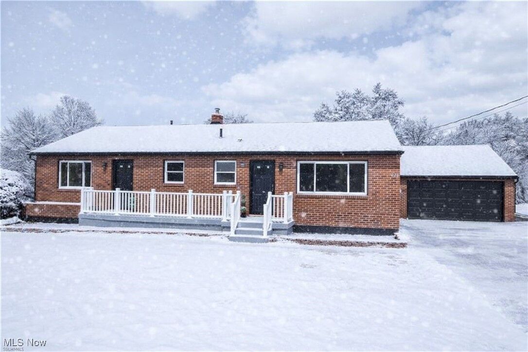 Property Photo:  424 Secrist Lane  OH 44420 