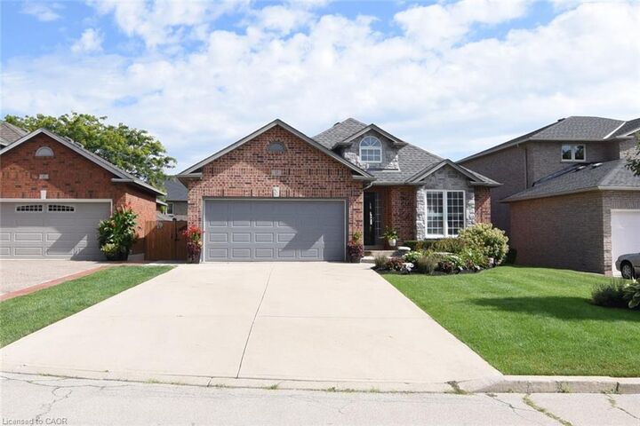 Property Photo: 17 Durrell Court ON L9A 5H5